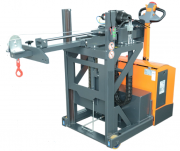 Werkzeug-Wechselwagen mit teleskopierbarem Lastausleger mit Lasttraverse